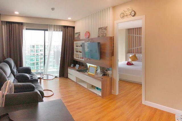 Condominium for sale Jomtien showing the living area and balcony 