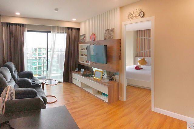 Condominium for sale Jomtien showing the living area and balcony Condominium for sale Jomtien showing the living area and balcony