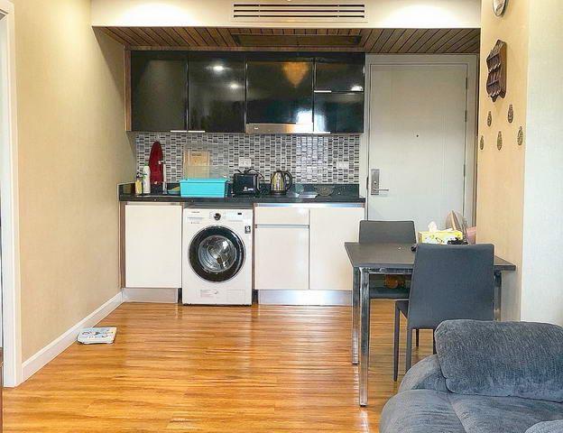 Condominium for sale Jomtien showing the kitchen and dining areas Condominium for sale Jomtien showing the kitchen and dining areas