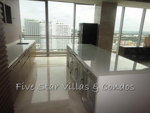 Condominium for sale on Pattaya Beach at Northshore showing the bar area