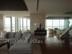 Condominium for sale on Pattaya Beach at Northshore showing the open plan living area