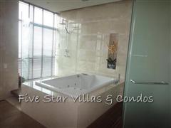 Condominium for rent on Pattaya Beach at Northshore showing the jacuzzi bath tub