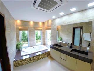 House for sale East Pattaya showing the master bathroom and Jacuzzi 