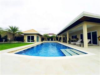 House for sale East Pattaya showing the private swimming pool