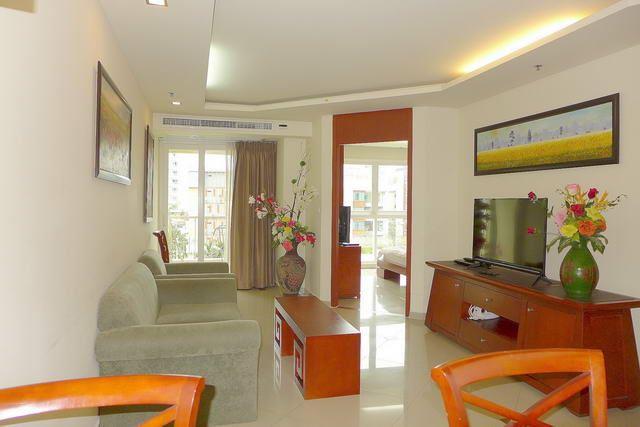 Condominium for sale Central Pattaya showing the living and dining areas