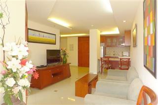 Condominium for sale Central Pattaya showing the living and dining and kitchen areas  
