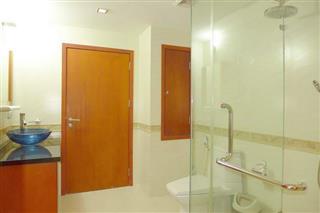 condominium for sale central pattaya showing the bathroom 