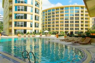 Condominium for sale Central Pattaya showing the communal pool and buildings