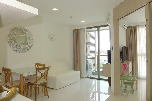 Condominium for sale Pratumnak Hill Pattaya showing the living and dining areas Condominium for sale Pratumnak Hill Pattaya showing the living and dining areas