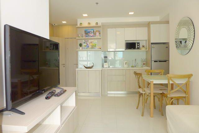 Condominium for sale Pratumnak Hill Pattaya showing the kitchen and dining areas Condominium for sale Pratumnak Hill Pattaya showing the kitchen and dining areas