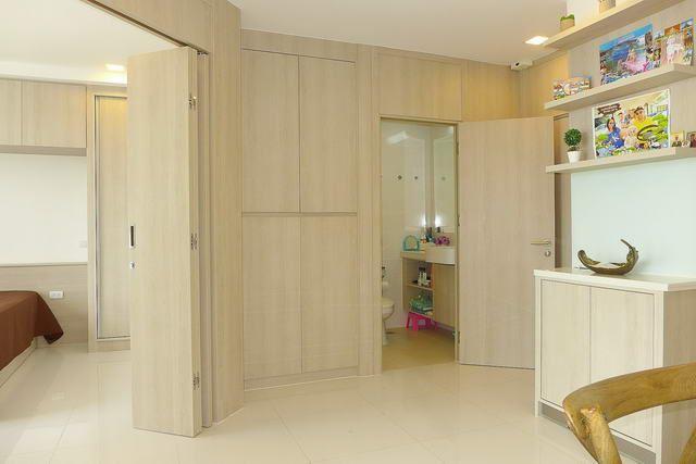 Condominium for sale Pratumnak Hill Pattaya showing the bedroom and bathroom 