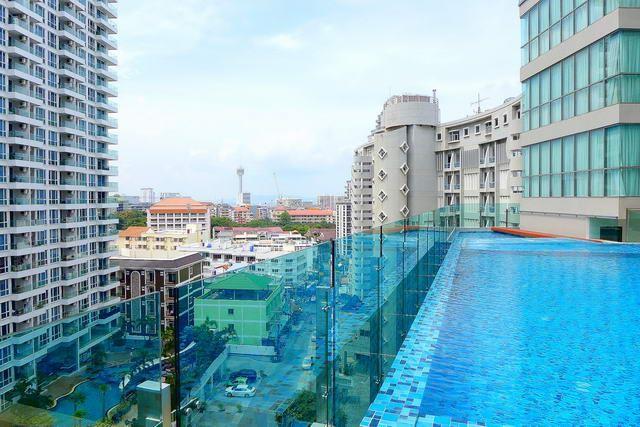 Condominium for sale Pratumnak Hill Pattaya showing the communal swimming pool Condominium for sale Pratumnak Hill Pattaya showing the communal swimming pool