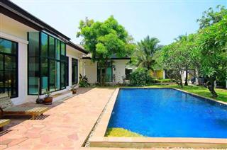 house for sale east pattaya showing the swimming pool and house 
