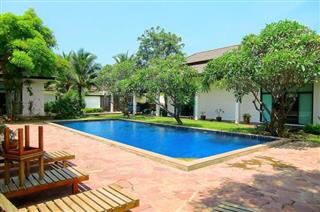 house for sale east pattaya showing the swimming pool and garden 