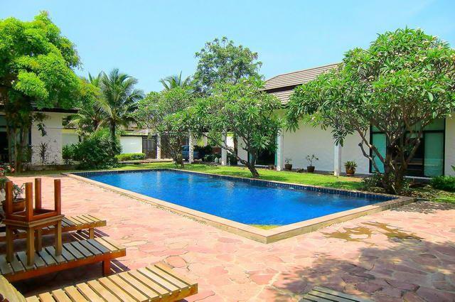 house for sale east pattaya showing the swimming pool and garden house for sale east pattaya showing the swimming pool and garden