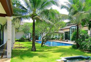 house for sale east pattaya showing the garden and swimming pool 