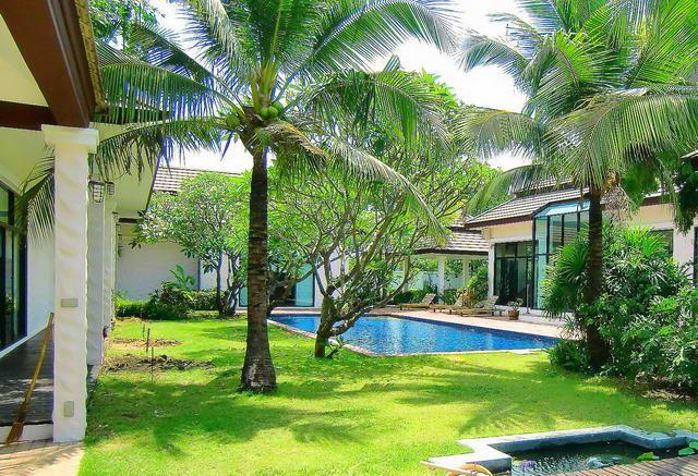 house for sale east pattaya showing the garden and swimming pool 