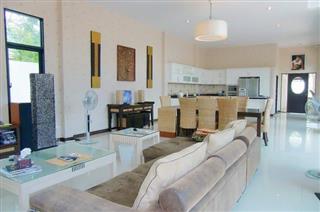house for sale east pattaya showing the living and dining with kitchen areas