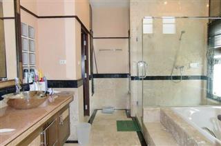 house for sale east pattaya showing the bathroom 