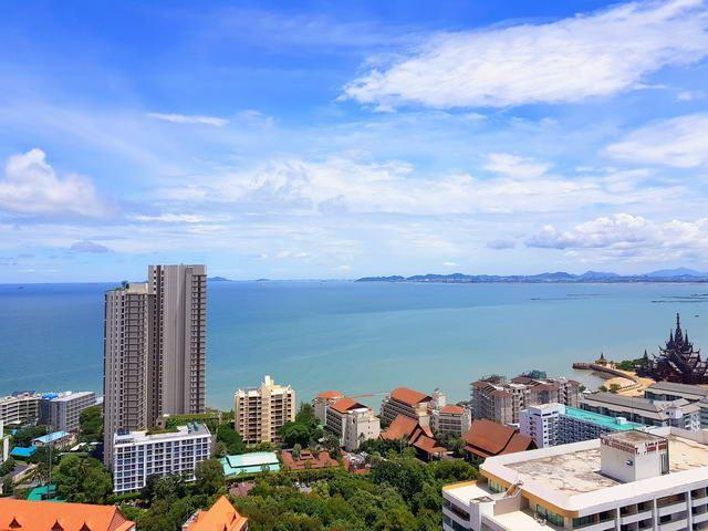 Condominium for sale Wong Amat Pattaya showing the seaview 