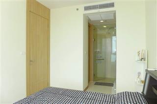 Condominium for sale Wong Amat Pattaya showing the bedroom suite 