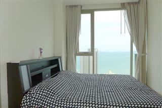 Condominium for sale Wong Amat Pattaya showing the bedroom and seaview 