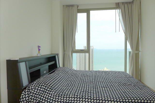 Condominium for sale Wong Amat Pattaya showing the bedroom and seaview 