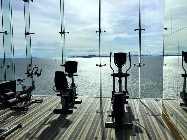 Condominium for sale Wong Amat Pattaya showing the communal fitness and seaview