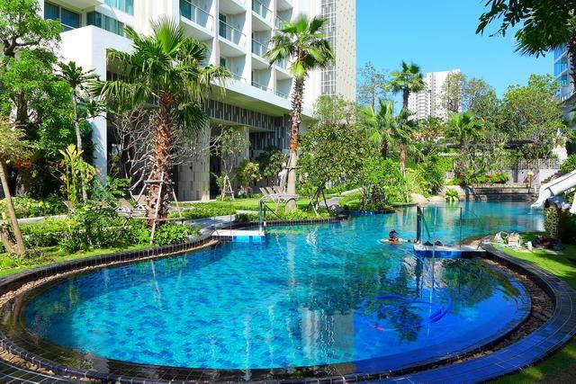 Condominium for sale Wong Amat Pattaya showing the communal swimming pool Condominium for sale Wong Amat Pattaya showing the communal swimming pool