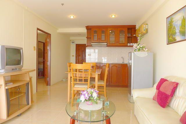 Condominium for sale Jomtien showing the kitchen and dining areas Condominium for sale Jomtien showing the kitchen and dining areas