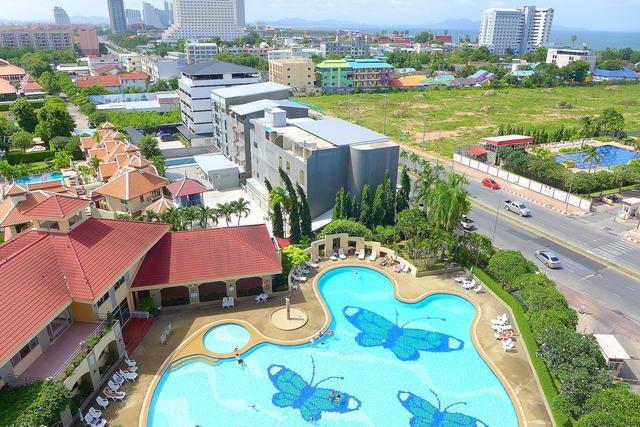 condominium for sale jomtien showing the pool view condominium for sale jomtien showing the pool view