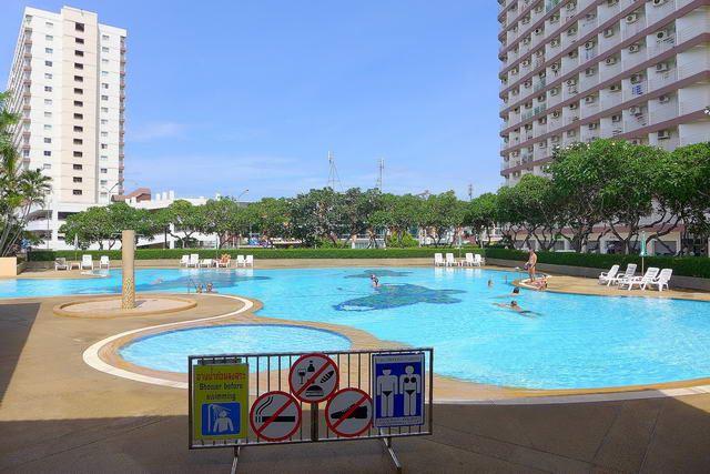 Condominium for sale Jomtien showing the communal swimming pool Condominium for sale Jomtien showing the communal swimming pool