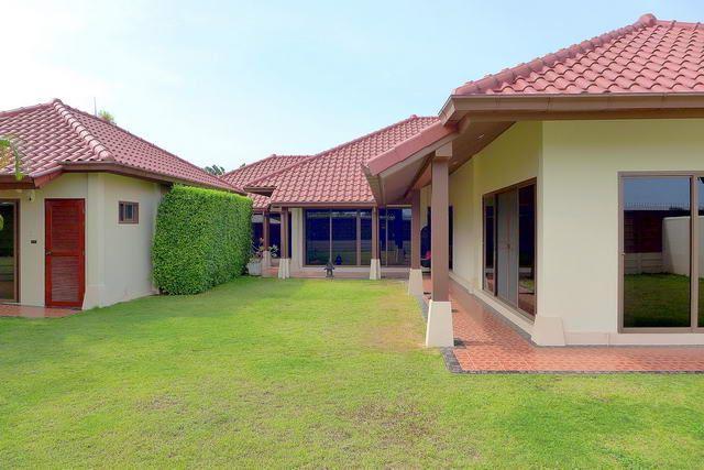 House for sale Huay Yai Pattaya showing the house and garden House for sale Huay Yai Pattaya showing the house and garden