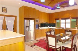House for sale Huay Yai Pattaya showing the dining and kitchen room 