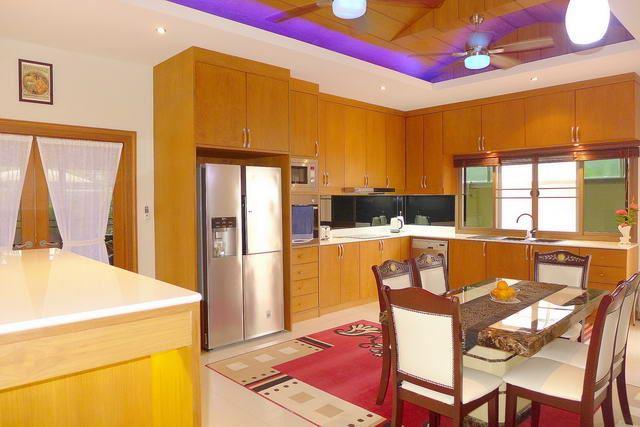 House for sale Huay Yai Pattaya showing the dining and kitchen room 