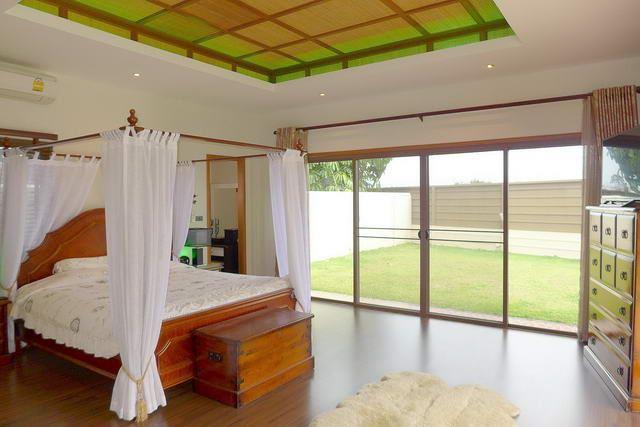 House for sale Huay Yai Pattaya showing the master bedroom suite House for sale Huay Yai Pattaya showing the master bedroom suite
