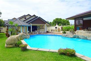 House for Sale South Pattaya showing the swimming pool and house 