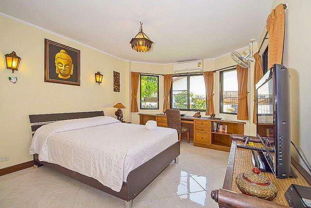 House for Sale South Pattaya showing the master bedroom 