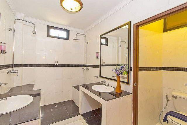 House for Sale South Pattaya showing the bathroom House for Sale South Pattaya showing the bathroom