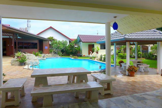House for Sale South Pattaya showing the swimming pool and sala 