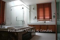 House for sale Wong Amat beachfront showing the fantastic bathroom