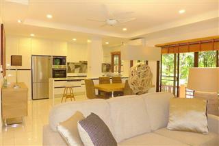Condominium for sale Jomtien Pattya showing the kitchen and dining areas 