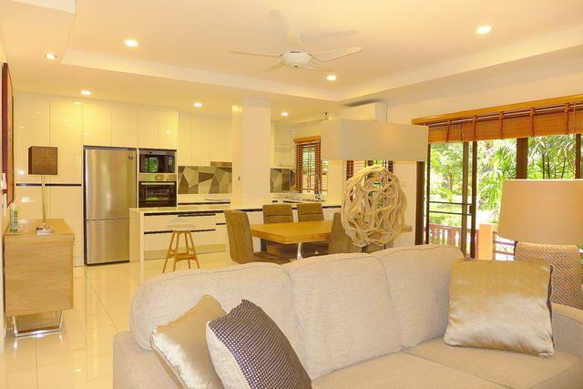 Condominium for sale Jomtien Pattya showing the kitchen and dining areas 