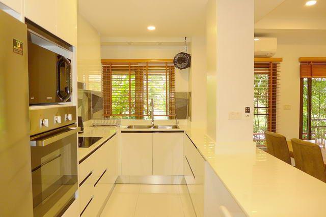 Condominium for sale Jomtien Pattaya showing the kitchen