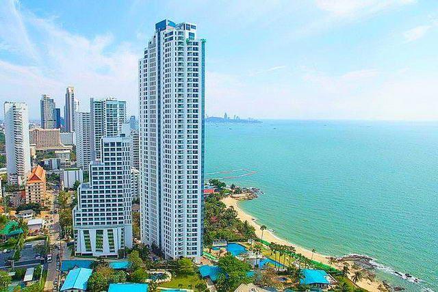 Condominium for sale Wong Amat Pattaya showing the building and sea view 