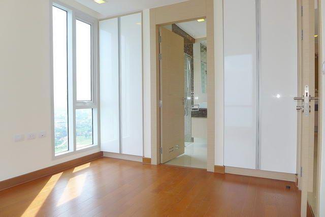 Condominium for sale Wong Amat Pattaya showing the master bedroom Condominium for sale Wong Amat Pattaya showing the master bedroom
