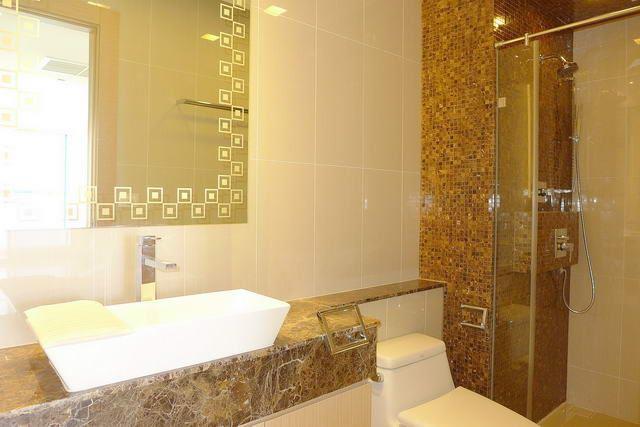Condominium for sale Wong Amat Pattaya showing the bathroom Condominium for sale Wong Amat Pattaya showing the bathroom