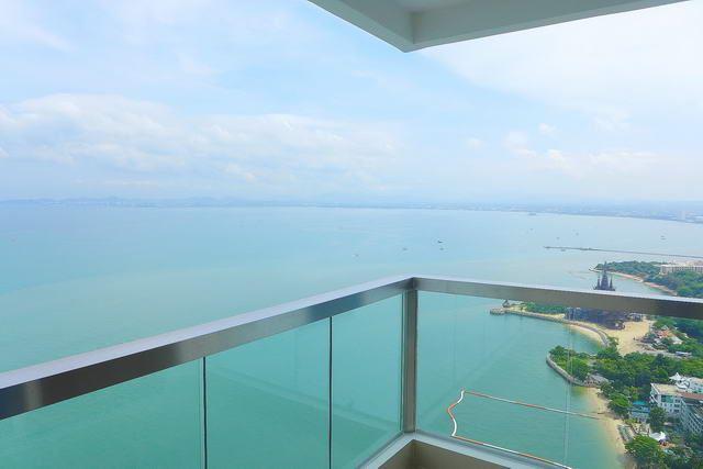 Condominium for sale Wong Amat Pattaya showing the balcony and sea view 