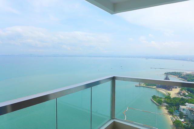 Condominium for sale Wong Amat Pattaya showing the balcony and sea view Condominium for sale Wong Amat Pattaya showing the balcony and sea view