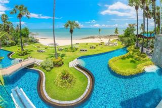 Condominium for sale Wong Amat Pattaya showing the communal swimming pool and beachfront 